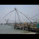 Ein Chinesisches Fischernetz im hochgezogenen Zustand